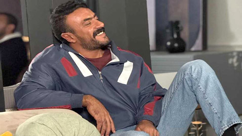 مسلسلات رمضان 2025: أحمد العوضي يفاجئ الجمهور ويهدي سعيد الحظ جاكيت (فهد البطل) الازرق