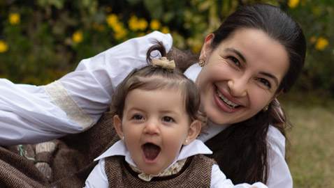 10 صور مرحة وممتعة لابنة أصالة شام الذهبي وطفلتها على مدار عام