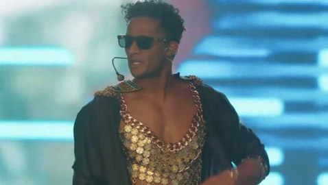 محمد رمضان في حفل أميركا بإطلالة غريبة أثارت السخرية.. هل ارتدى بدلة رقص نسائية؟