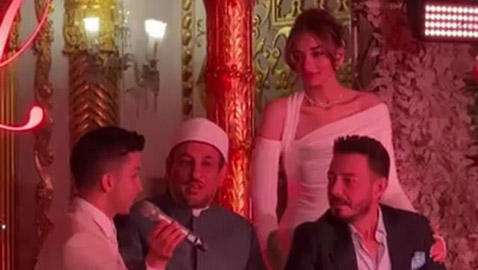 أحمد زاهر يبكي بتأثر بعقد قران ابنته ليلى وهشام جمال