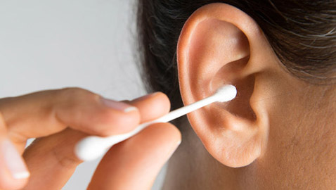 معلومات عن تنظيف الأذن بالأعواد القطنية.. خرافات أم حقائق؟!