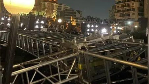 انهيار ستاند اضاءة حديدي في حفل تامر حسني واصابة 20 شخصاً