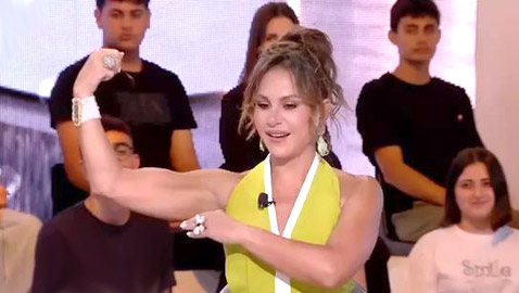 الممثلة السورية ديما قندلفت تستعرض عضلاتها: (المشكل معها بخوف!)