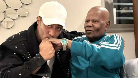 والد محمد رمضان في ظهور نادر مع ابنه النجم يلفت الأنظار
