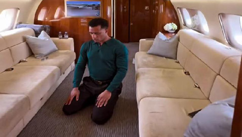 محمد رمضان يتباهى بطائرته  الفخمة ويصلّي مع اغنية في الخلفية! والجمهور غاضب!