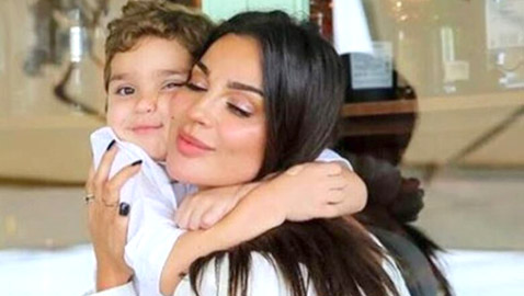 ابن نادين نسيب نجيم يغني لـ ناصيف زيتون في لقطة طريفة ويخطف الانظار ببراءته