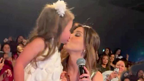 طفلة تفاجئ نانسي عجرم بحفلها الأخير في هولندا وتقبلها على فمها