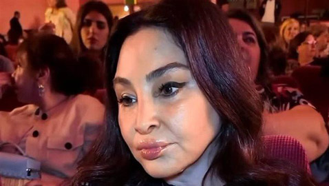 إليسا بظهور صادم بمسرحية كارول سماحة! عملية تجميل فاشلة ام مرض؟ وكيف انتهى الخلاف بين النجمتين؟