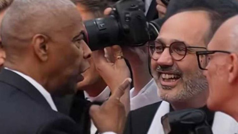 النجم دينزل واشنطن ينفعل ويوبّخ مصورا استفزه على السجادة الحمراء بمهرجان كان السينمائي 