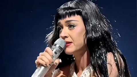 كاتي بيري توقف حفلها وتوبّخ احد المعجبين متهمة إياه بمراسلة زوجها لتفريقه عنها!