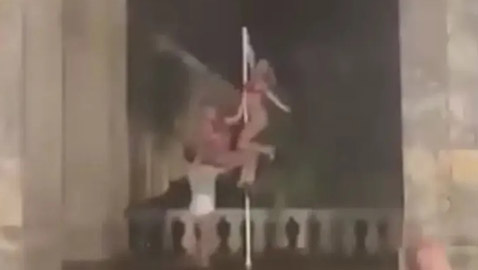 فضيحة في اليونان.. راقصات عمود بملابس شفافة قصيرة أمام قصر تاريخي يثرن عاصفة من الغضب