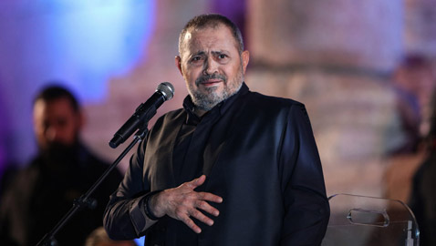 المعجبون يقتحمون مسرح جورج وسوف اثناء حفله في السويد! كيف تصرّف سلطان الطرب؟