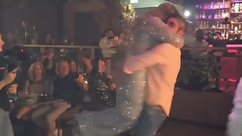 معجب يفاجئ فنانة لبنانية: اقتحم المسرح واحتضنها وحملها ودار بها أمام زوجته والحضور