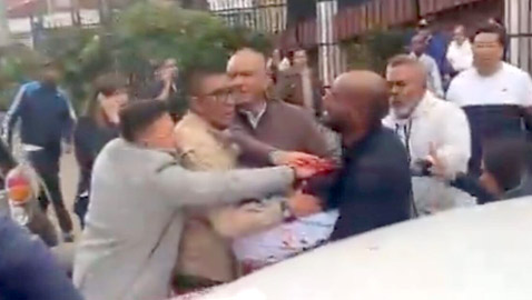 لحظة إصابة مرشح رئاسي في كولومبيا بإطلاق نار أثناء إلقائه خطابا