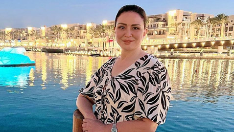 إلهام شاهين وصديقاتها سوزان نجم الدين، إيناس الدغيدي وبوسي شلبي في العيد على الشاطئ