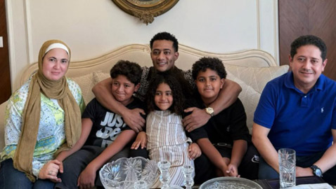 محمد رمضان ينقذ ابنه (علي) ويتصالح مع أسرة الطفل المشتكي.. ماذا قال والد المعتدى عليه؟