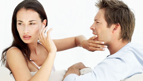 بمساعدة لغة الجسد.. 6 مؤشرات تدل على كذب زوجك! تعرفي إليها