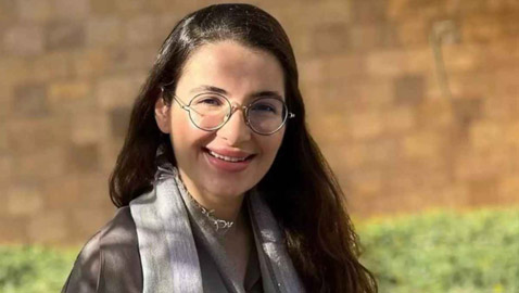 الطفلة جيهان حفيدة أصالة نصري تنفعل بطرافة لرؤية جدتها صولا وتناديها بفرحة (صويا.. صويا) 