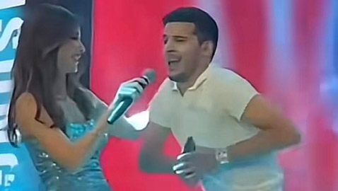 معجب يقتحم المسرح ويشارك نانسي عجرم غناء (حبّك سفّاح) ويرجوها: احكيلهم إنك بتحبيني