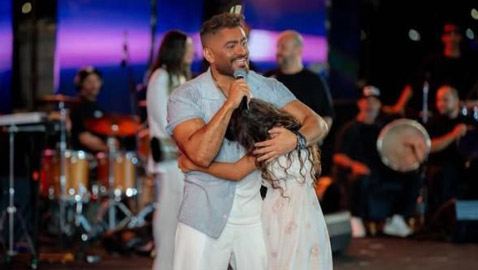 معجبة تفاجئ تامر حسني وتحضنه بقوة على المسرح..  هل سيتعرض لأزمة راغب علامة؟