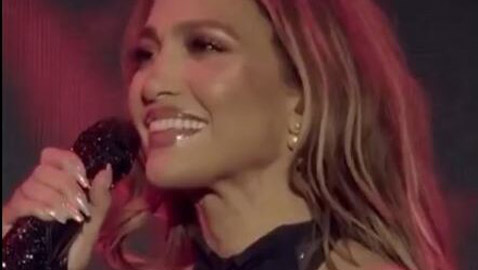 كيف تصرفت جينيفر لوبيز على المسرح حين تسلل صرصار لملابسها؟