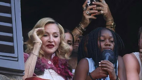 مادونا في إيطاليا تحتفل مع اصدقائها النجوم بعيد ميلادها الـ67 