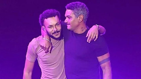 والدة آسر ياسين تدافع عن انتقادات ظهوره بالحلق والتاتو، والفنان يرد: (مفيش زي الأم يا جدعان)