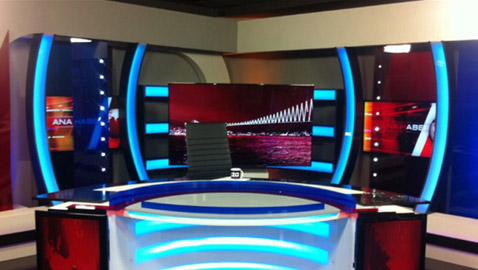 إصابة فنان كويتي بوعكة صحيّة على الهواء، والمذيعة تضحك ساخرة وتصر على طرح الاسئلة! 