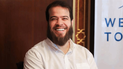 أدهم نابلسي يفاجئ زوّار معرض دمشق الدولي ويؤدي صلاتي المغرب والعشاء