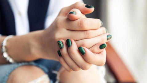 كيف تكشف طريقة تشبيك الأصابع عن طبيعة الشخصية؟