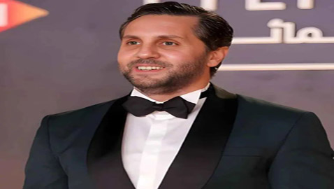 فتاة مصابة بالسرطان تًُفاجَأ بزيارة من الفنان المصري هشام ماجد.. كيف كان رد فعلها؟ 