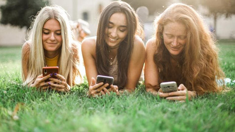 مواليد هذه الأبراج مدمنون على وسائل التواصل الاجتماعي