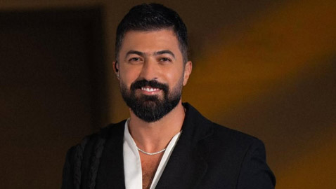 سيف نبيل يطمئن الجمهور بعد احتراق وجهه على المسرح