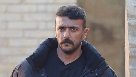 أحمد العوضي غاضب من شاب يعتدي على رجل مسن ويصفعه على وجهه في السويس