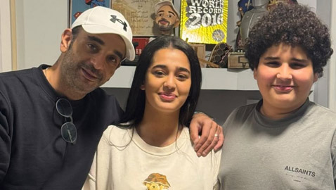 غياب منة شلبي عن عيد ميلاد زوجها يثير التساؤلات: هل انفصلا؟ ولماذا احتفل مع ابنيه فقط بغياب زوجته؟