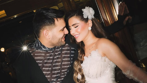 فنان شهير يُفاجئ الجمهور في بث مباشر على الهواء ويُطلّق زوجته قائلا: اختار ان ادخل النار ولا أصالحها!