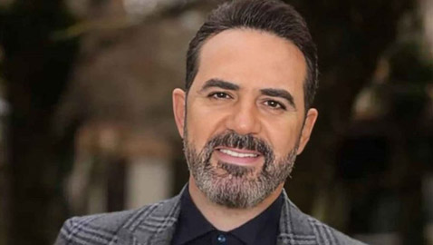 وائل جسار يأسر القلوب بتواضعه.. يوقف الحفل ليلتقط صورا مع معجب من ذوي الاحتياجات الخاصة