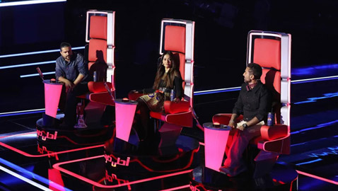 لحظات إنسانية مؤثرة في ذا فويس: متسابق عراقي محروم من ابنه وسوري تعرّض للخيانة