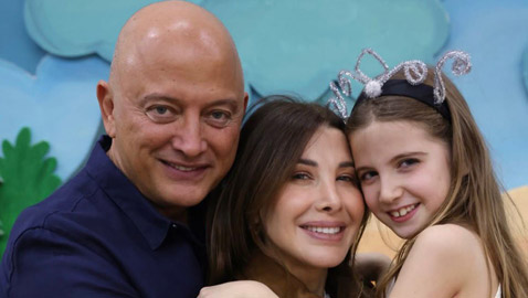  الطفلة ليا ابنة نانسي عجرم تغني وتخطف القلوب في حفل الكريسماس المدرسي.. فرخ البط عوّام!