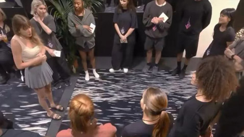 فريق عمل تايلور سويفت ينهار فرحاْ من المفاجأة: أهدتهم مكافآت مالية بقيمة 197 مليون دولار!