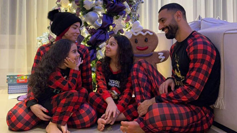 صور محمد صلاح يحتفل بالكريسماس مع عائلته وينشر صور بناته أمام شجرة الميلاد