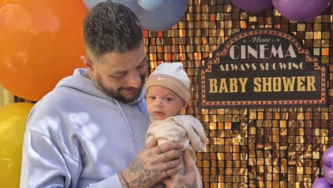 أحمد الفيشاوي يحمل طفلاً رضيعاً ويقول انه اصبح (جدّو).. هل هو فعلا حفيده؟