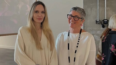 أنجلينا جولي في زيارة مفاجئة إلى قطر في الدوحة.. اطلالة بسيطة تُشعل السوشال ميديا 