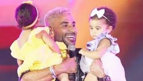 أحمد سعد ‏يفاجئ الجمهور ويرقص مع ابنتيه علياء ومريم على المسرح في مشهد مليء بالدفئ والحب