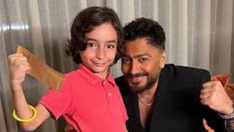 الطفل أليكس يشتكي لتامر حسني متألما من تنمّر زملائه عليه! كيف رد عليه نجم الجيل؟