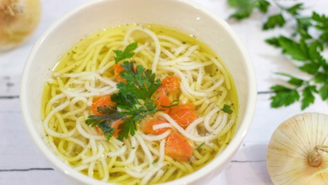 شوربة الشعيرية اللذيذة بالخضار في رمضان.. بطريقة سهلة وسريعة