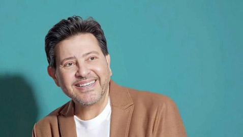 شائعة وفاة هاني شاكر تتصدّر، والنقابة تنفي: خضع لعمليّة دقيقة وربنا قادر على شفائه!