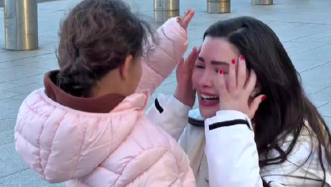 الفنانة الكويتية روان بن حسين تلتقي مع طفلتها فور خروجها من السجن بعد غياب سنة وشهر