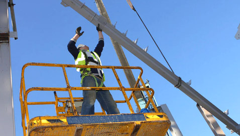 اغرب 9 حالات لأشخاص لاقوا حتفهم بسقوط اشياء غريبة عليهم!