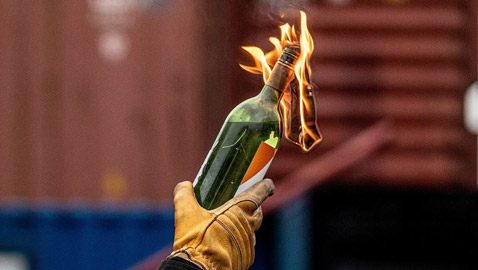 أشهر القنابل الحارقة.. ما تود معرفته عن تاريخ المولوتوف